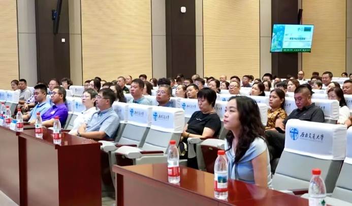 会议室里的人们 AI 生成的内容可能不正确。